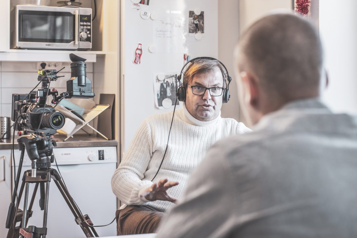 Skidparet bygger hus med Eksjöhus inspelning med Brama. Mattias Brännholm håller koll på ljudet samtidigt som vi spelar in.
